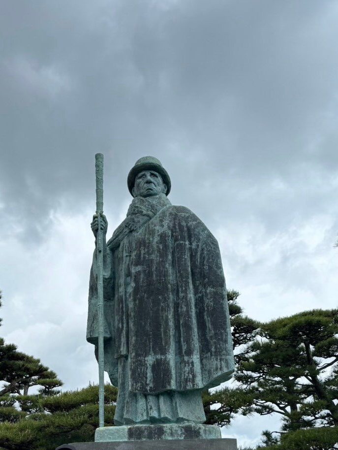 遠くを見つめる御木本幸吉氏