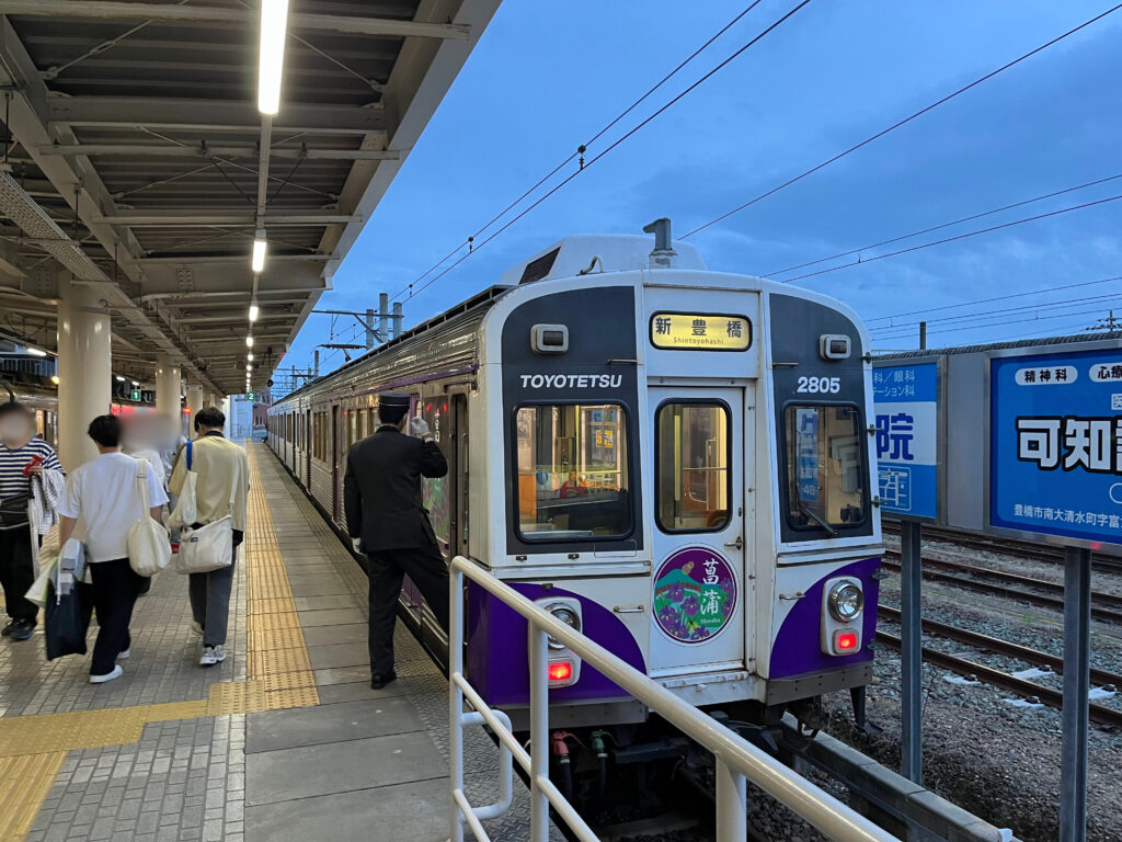 新豊橋駅に停車中の電車