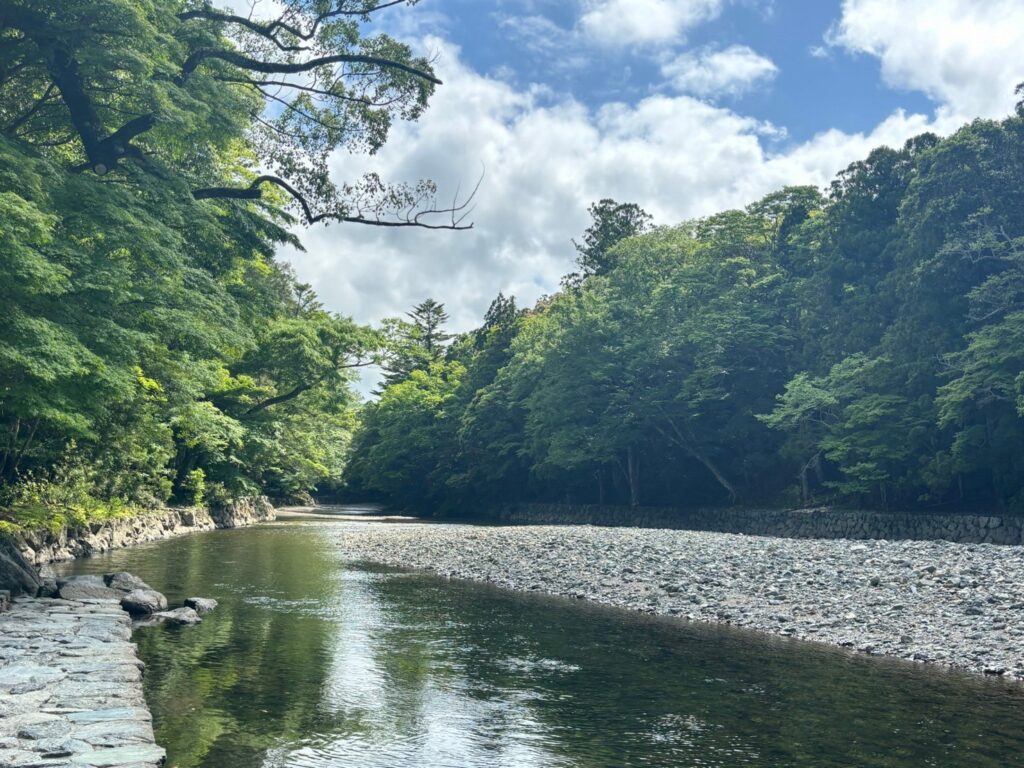 五十鈴川は雰囲気あってきれいです