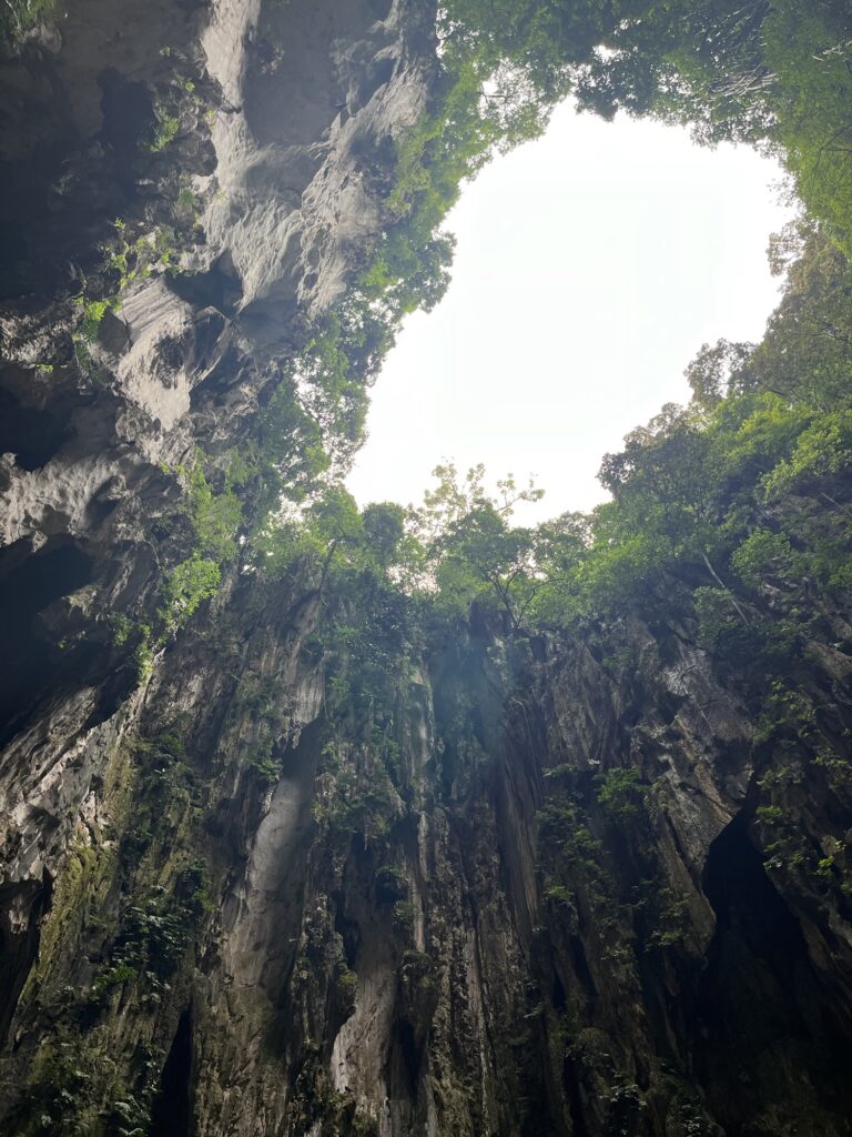 洞窟の奥は開けており空が見える