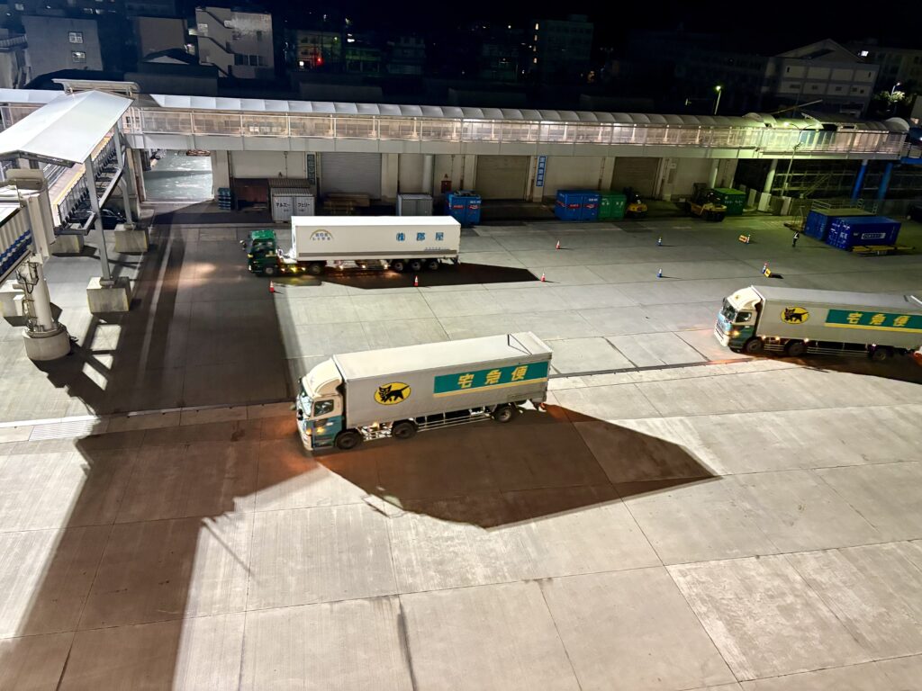 名瀬港から出ていくヤマト運輸のトラック